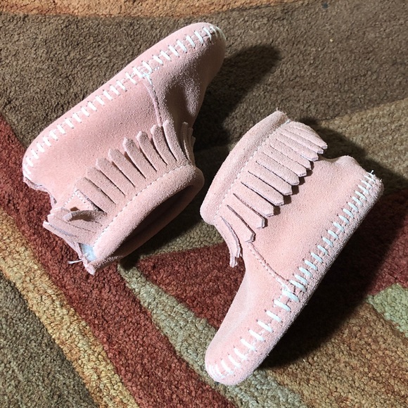 Minnetonka Leather Baby Booties Pink - Picture 2 of 6